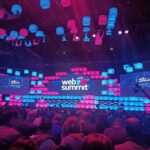 eventos de web analytics em 2024: imagem mostra assentos e painel do web summit 2023