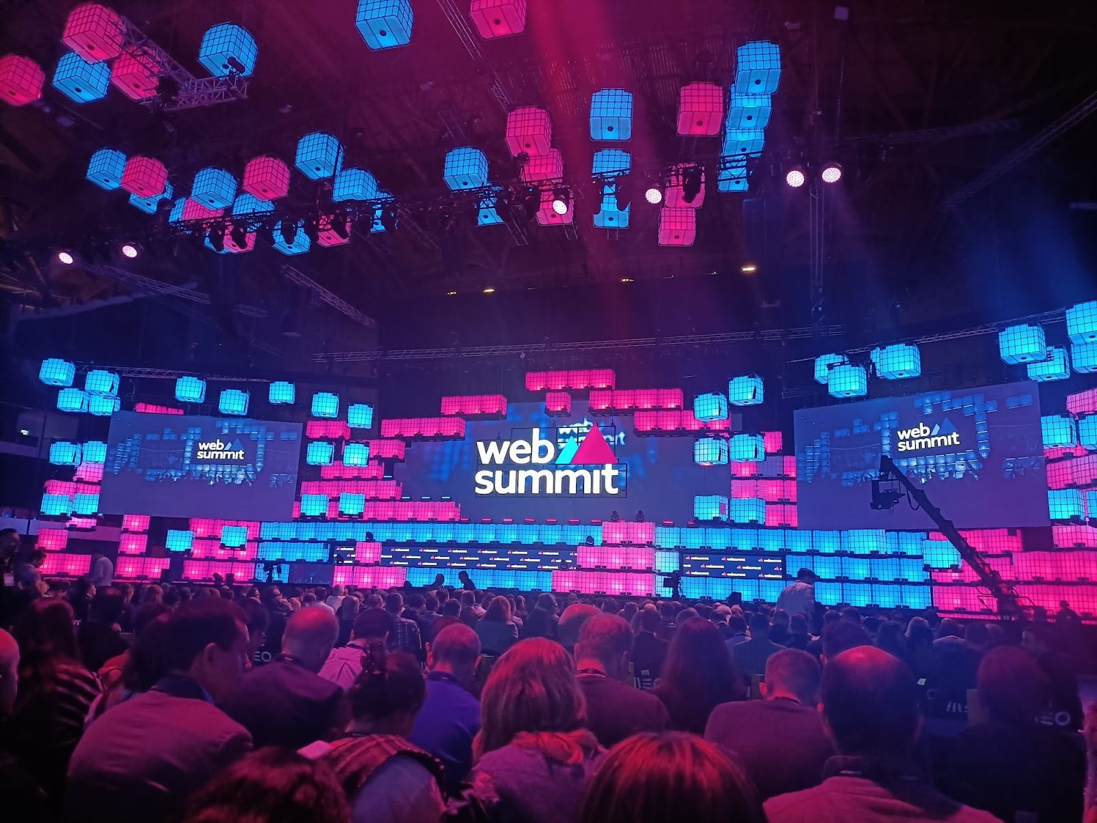 eventos de web analytics em 2024: imagem mostra assentos e painel do web summit 2023